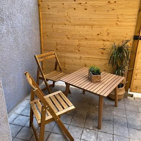 Insomnia With Private Patio Apartment